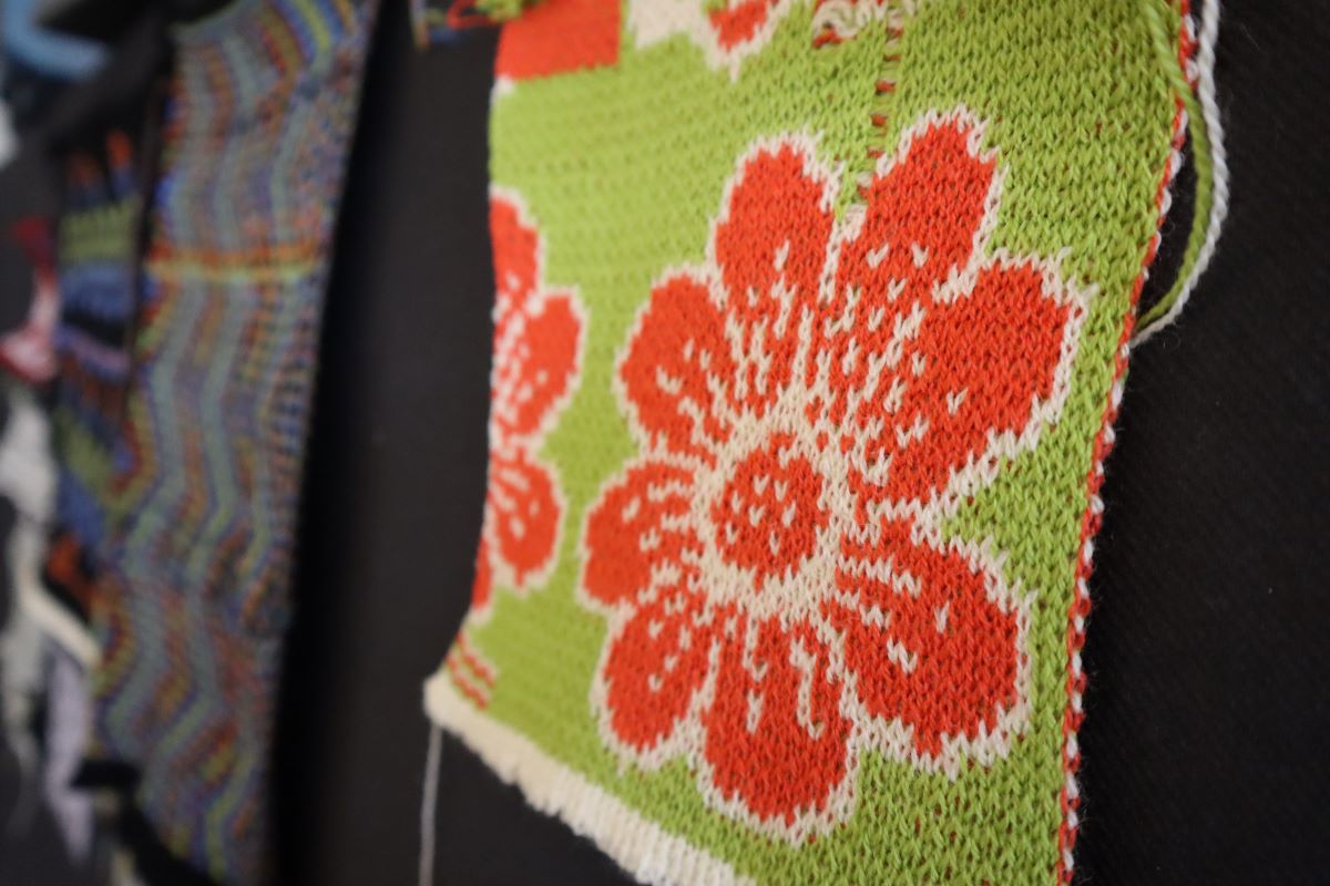 Prøvelapp strikket med teknikken dobbel jacquard i grønt, hvitt og oransje