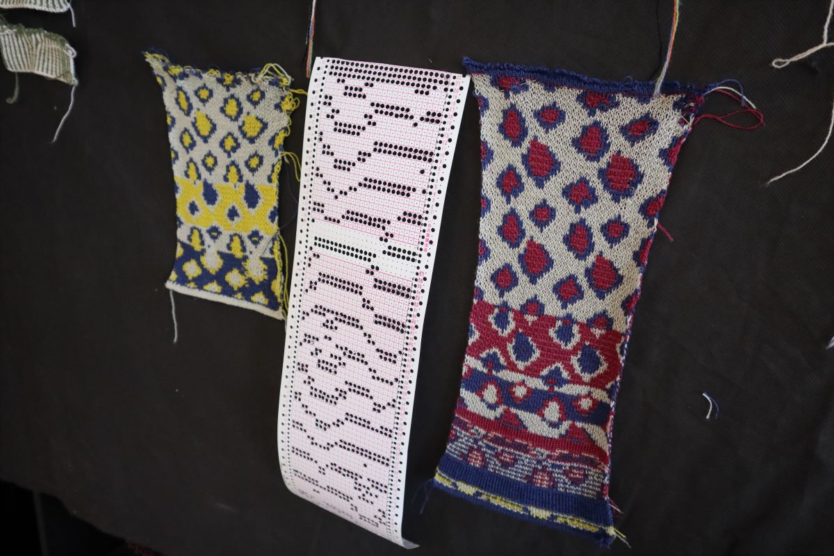 Prøvelapper strikket med hullkort på strikkemaskin med dobbel jacquard