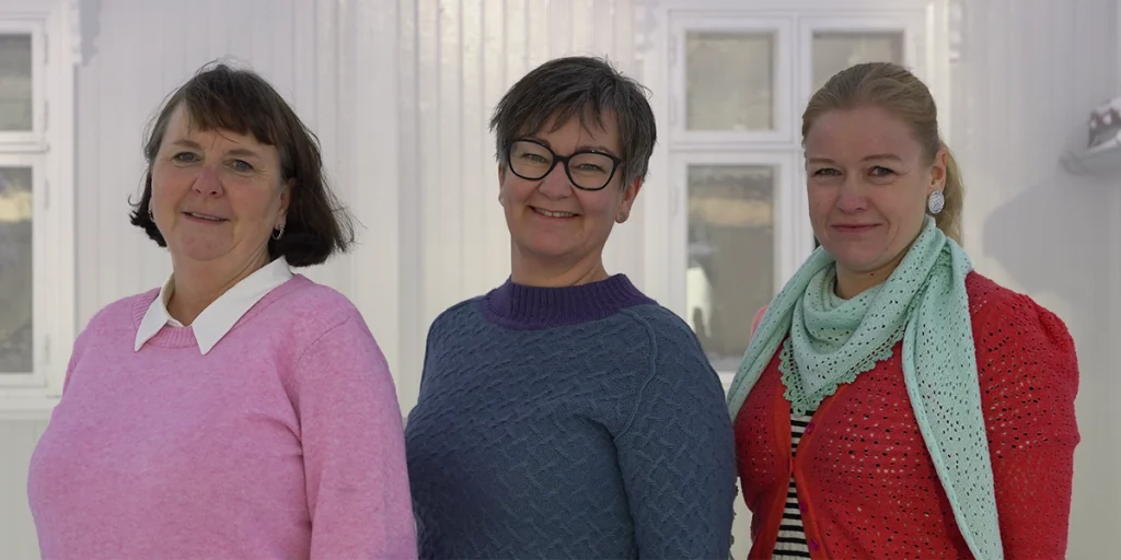 Tove, Hege og Rikke står i rekke, vendt mot venstre med ansiktet vendt mot kamera