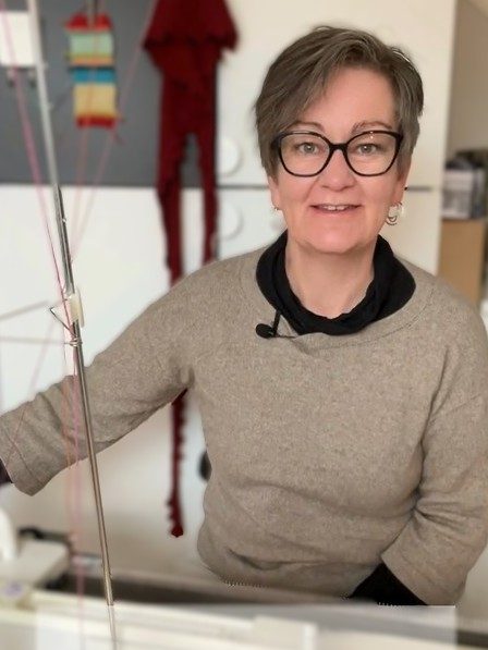 Portrett av Hege, sittende bak strikkemaskinen